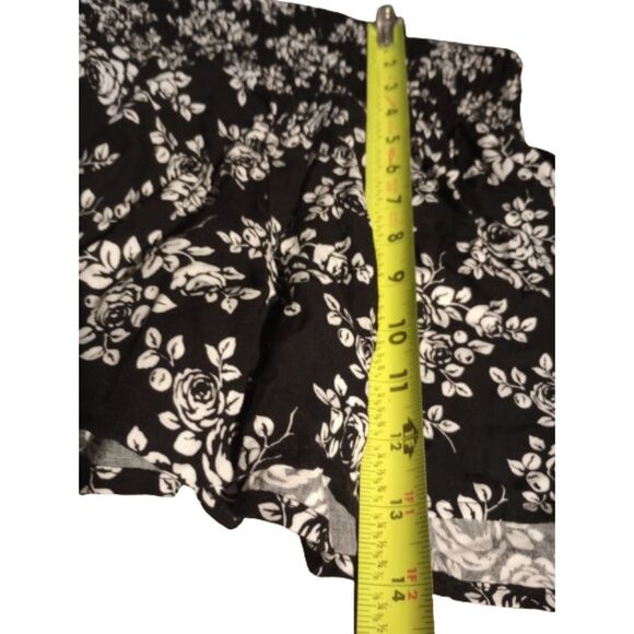 Soho Lady Women's Size Large Black and White Floral Shorts - Picture 4 of 6